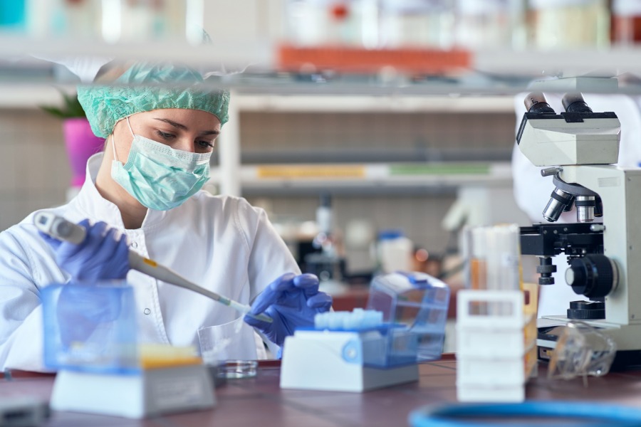 f9d7f358-f2a8-4e5e-a37b-6cd3188c2dda Researcher working in lab