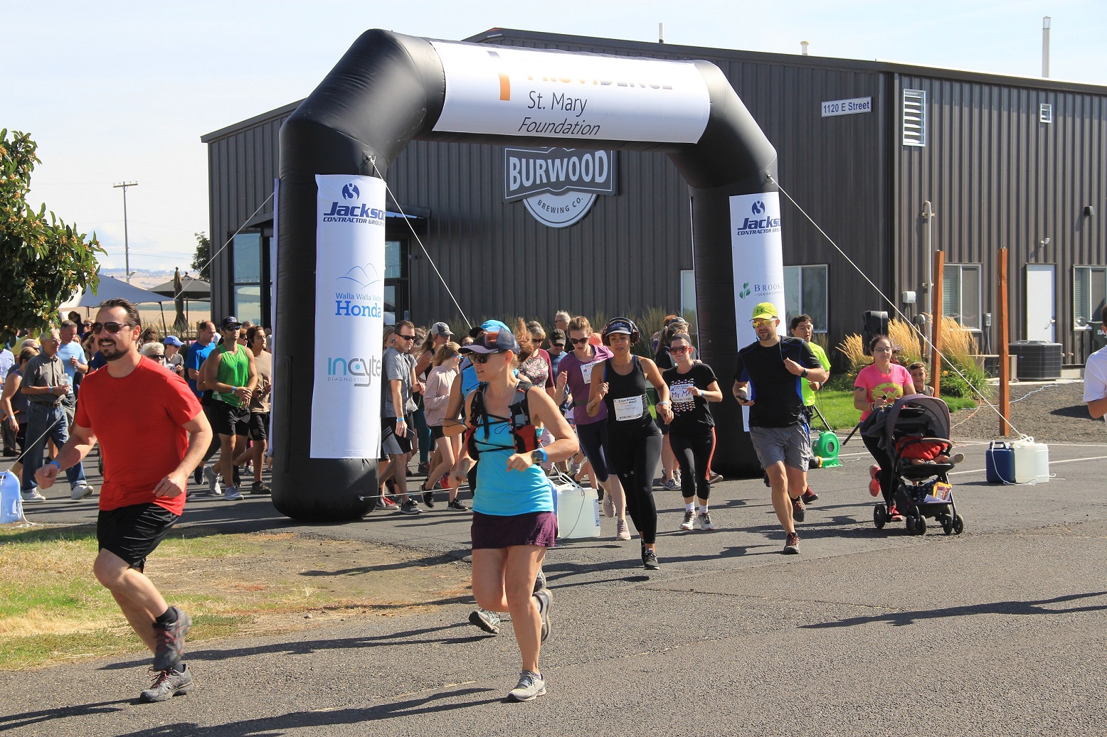 Runners Runners leaving race start line